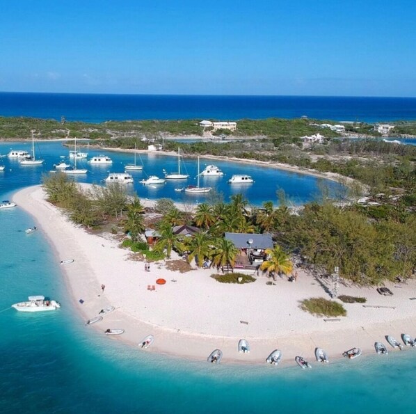 Playa en los alrededores, camastros y toallas de playa 