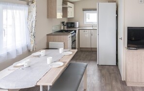 ثلاجة، موقد طهي مسطح، غسالة أطباق، ماكينة لصنع القهوة/الشاي