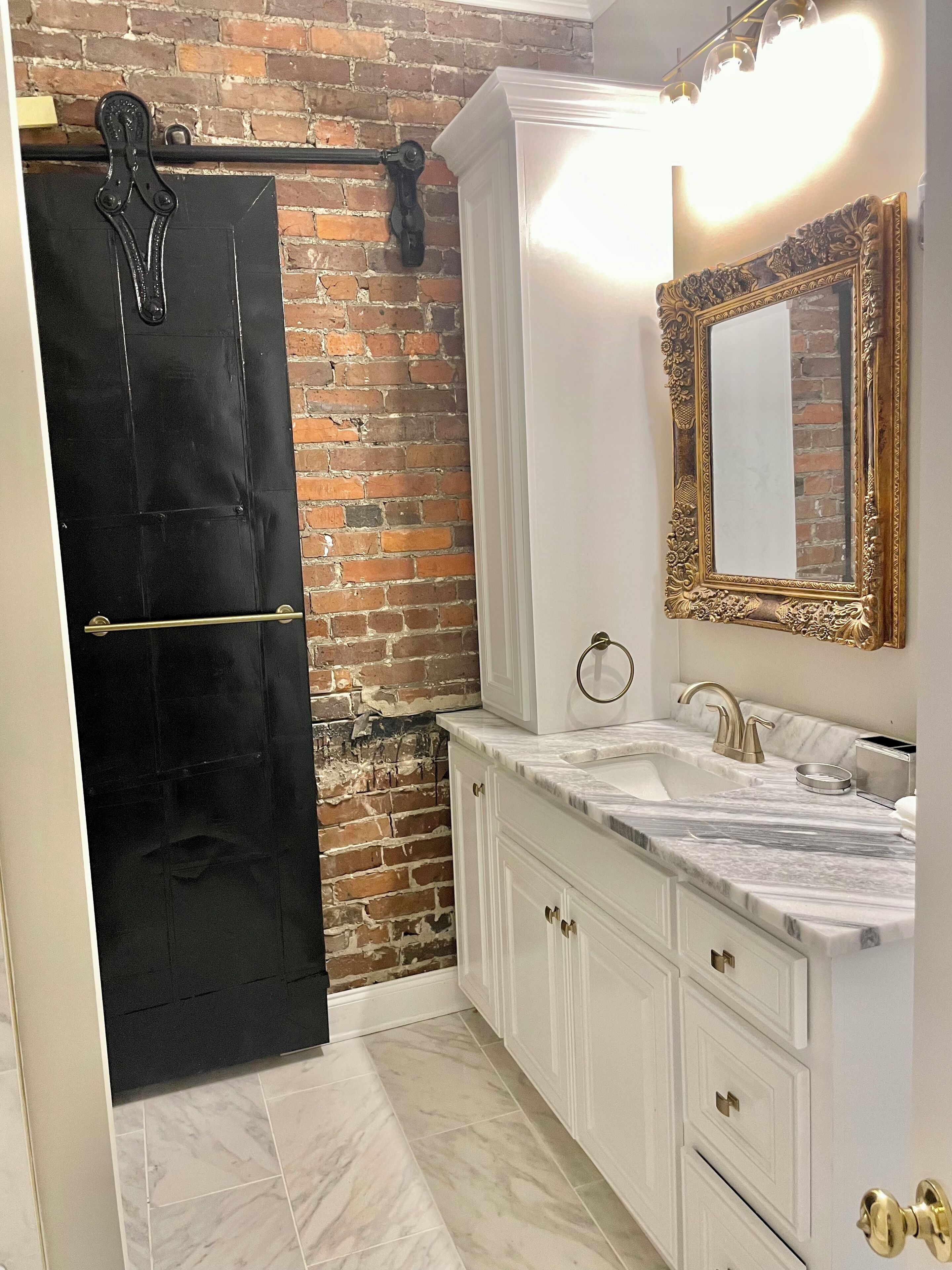 Combined shower/bathtub, hair dryer, bidet, towels