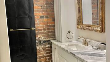 Combined shower/bathtub, hair dryer, bidet, towels