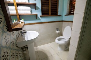 Dusch, handdukar, tvål och toalettpapper