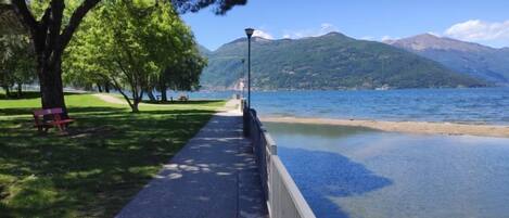 Una spiaggia nelle vicinanze