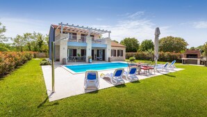 A two-story house with a swimming pool, outdoor seating, and a barbecue area. - Luxurious home in Sosici (Sosici)