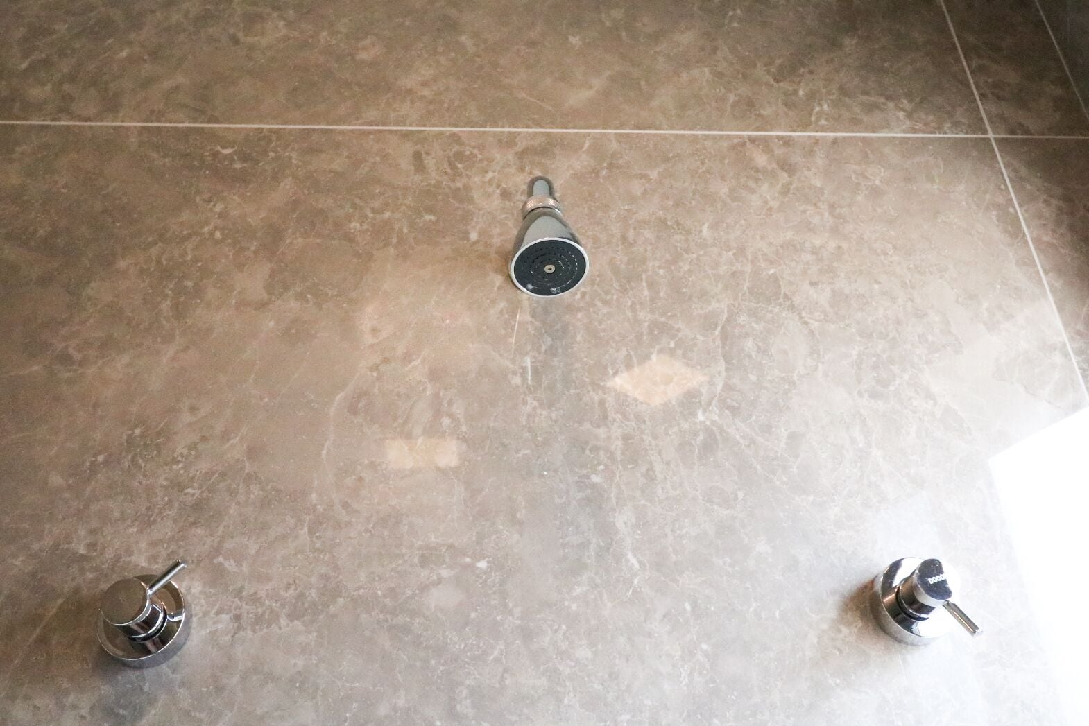 Un baño con un inodoro, un lavabo y una ducha.