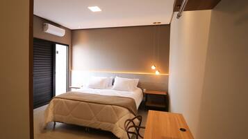 Quarto casal superluxo | Escrivaninha, espaço de trabalho para notebook, Wi-Fi de cortesia