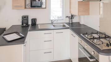 Een koelkast, een kookplaat, een vaatwasser