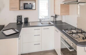 Fridge, stovetop, dishwasher, coffee/tea maker - Cozy home in Kropswolde with WiFi (Kropswolde)