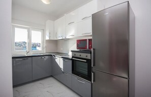 Kühlschrank, Ofen, Herdplatte, Geschirrspüler