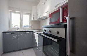 Frigorífico, microondas, horno y placa de cocina