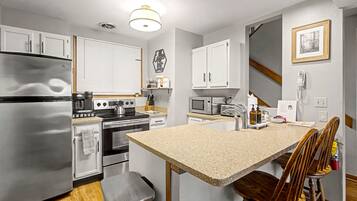 Coffee/tea maker, fridge, microwave, oven