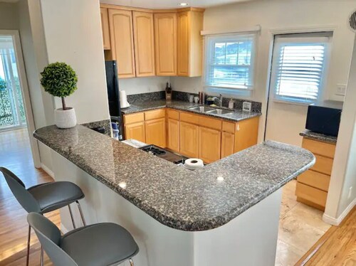 RustlingLeaves.Kg&Qn.2ndFlrGarageLaundry