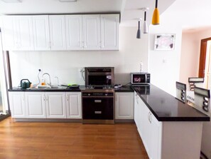 Kühlschrank, Mikrowelle, Herdplatte, Wasserkocher