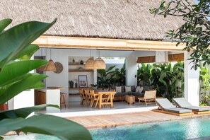 Deluxe Villa | Living area