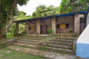 Casa da Pedra | Área de sala de estar | Smart TV de 43 pulgadas con canales por cable y televisión