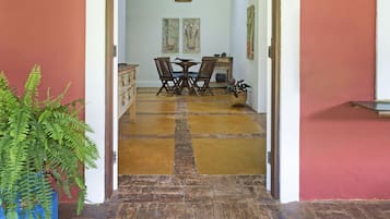 Casa do Pomar | Área de estar | Smart TV 43 polegadas com canais a cabo, TV