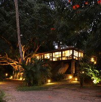 Tabla de planchar con plancha, wifi gratis y ropa de cama 