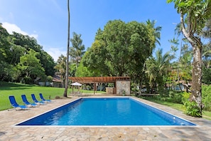 Una piscina al aire libre