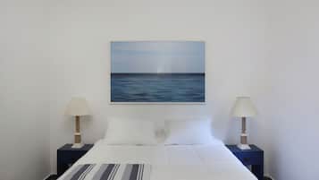 Casa conforto | Ferros/tábuas de passar roupa, Wi-Fi de cortesia, roupa de cama