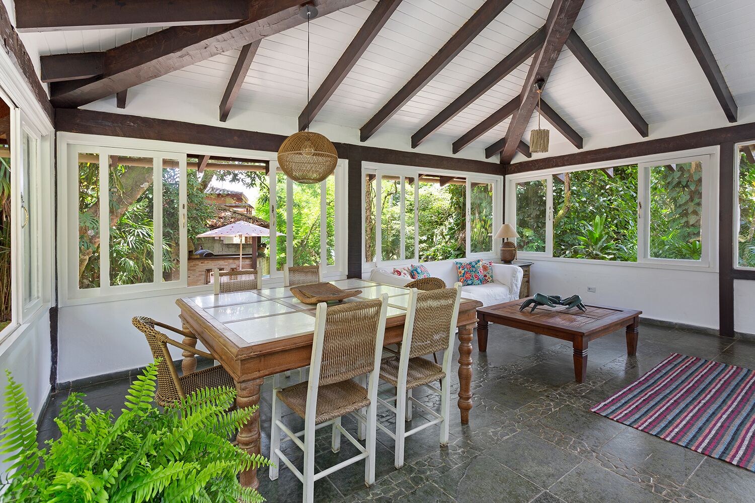 Casa conforto | Ferros/tábuas de passar roupa, Wi-Fi de cortesia, roupa de cama