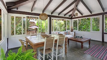 Casa conforto | Ferros/tábuas de passar roupa, Wi-Fi de cortesia, roupa de cama