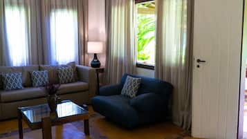 Casa do Pomar | Living room | 43-inch Smart TV with cable channels, TV