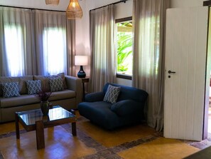 Casa do Pomar | 客廳 | 43-吋智慧型電視、有線頻道、電視