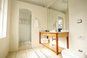 Casa | Baño | Ducha, secador de pelo, toallas y jabón