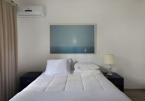 Tabla de planchar con plancha, wifi gratis y ropa de cama 