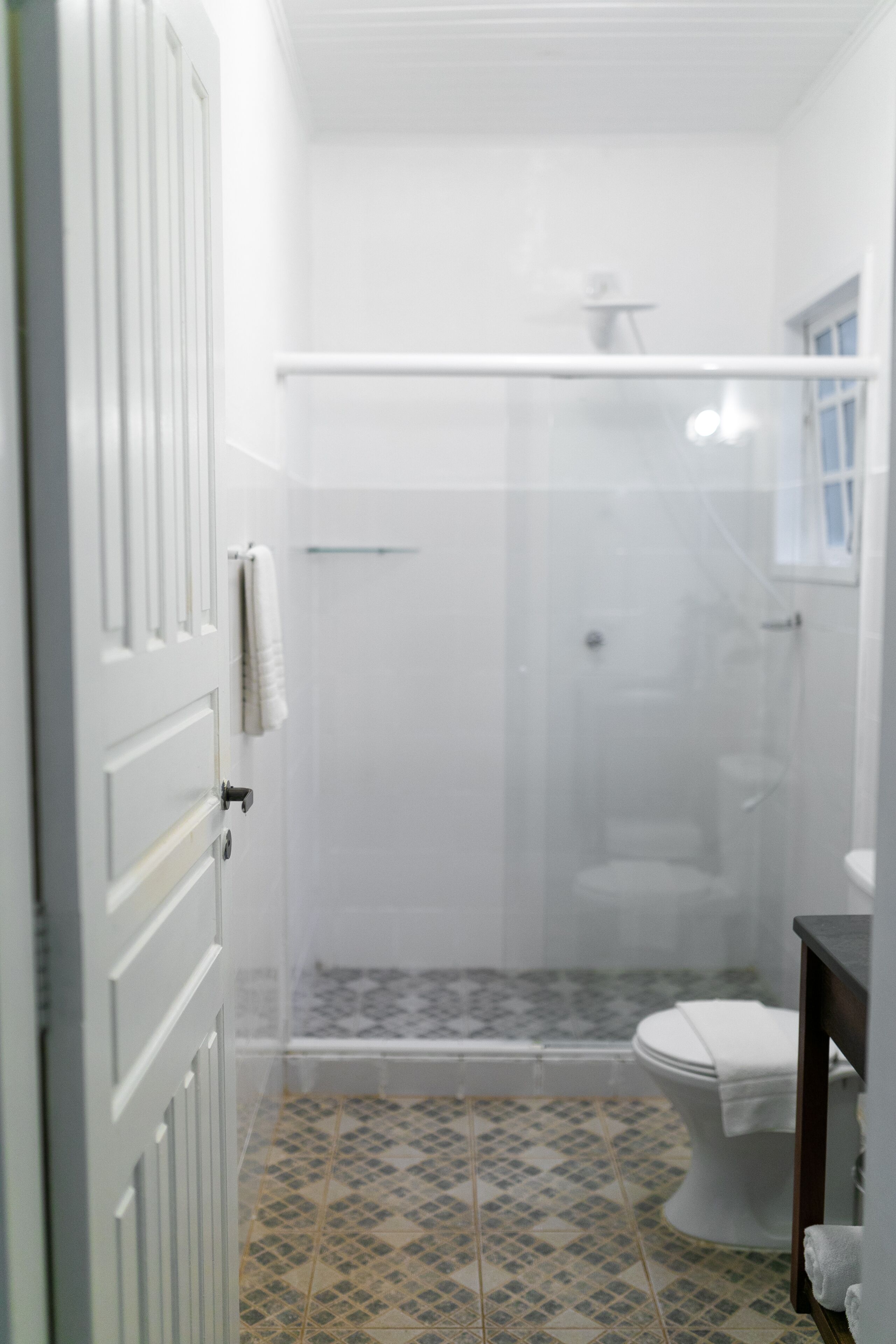 Une salle de bain avec une douche, des toilettes et un lavabo.