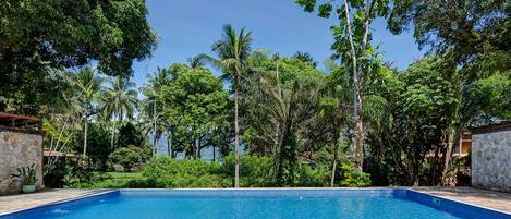 Una piscina al aire libre