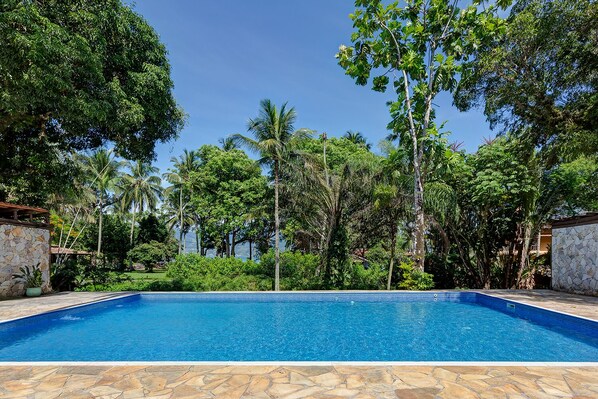 Una piscina al aire libre