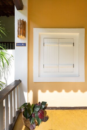 Tabla de planchar con plancha, wifi gratis y ropa de cama 