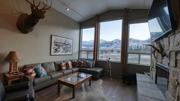 TV connectée, cheminée, baby-foot, livres