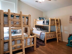 3 Schlafzimmer, Schreibtisch, Bügeleisen/Bügelbrett, Reisekinderbett