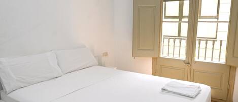 2 bedrooms, internet, bed sheets