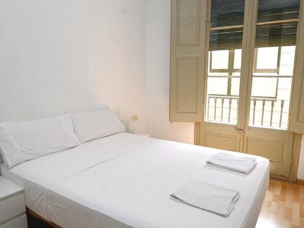2 bedrooms, internet, bed sheets
