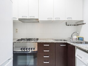 Fridge, microwave, oven, coffee/tea maker