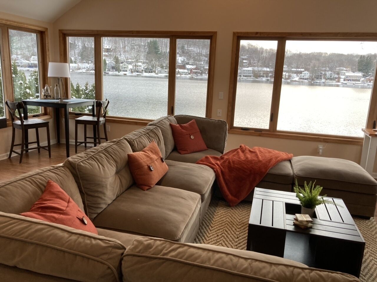 Smart TV, fireplace, books, music library