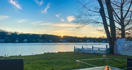 Enjoy Lakefront Sunsets in Cozy 2BR Cottage Escape