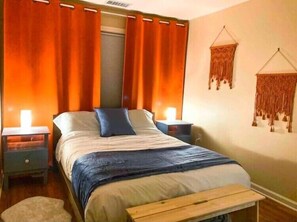 2 chambres, bureau, fer et planche à repasser, lit de bébé portatif