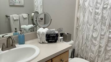 Chuveiro/banheira combinados, secador de cabelo, toalhas de banho