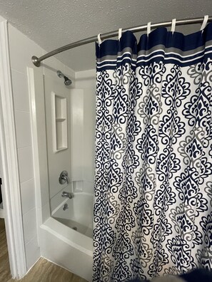 Bañera con ducha, secador de pelo, toallas, jabón