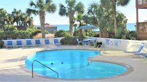 Alberca techada y alberca al aire libre