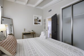 4 chambres, bureau, fer et planche à repasser, accès au Wi-Fi (inclus)