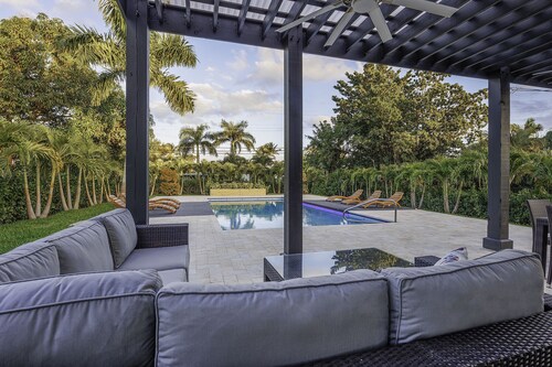  Updated Coastal Entertaining Pool House Near Everything