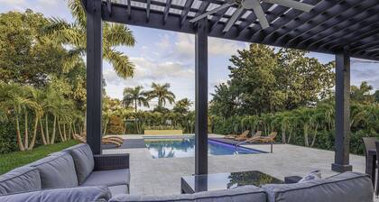 Updated Coastal Entertaining Pool House Near Everything