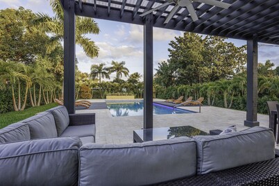  Updated Coastal Entertaining Pool House Near Everything
