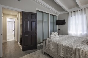 4 bedrooms, desk, iron/ironing board, free WiFi - **Newly Updated** Coastal Entertaining Pool House Near Everything (West Palm Beach)