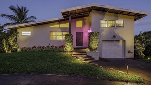 Exterior - **Newly Updated** Coastal Entertaining Pool House Near Everything (West Palm Beach)