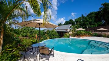 Piscine couverte, piscine extérieure